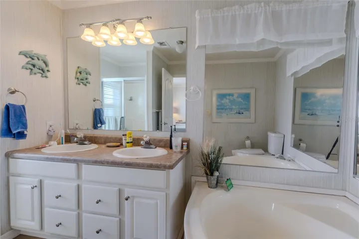 EN SUITE BATHROOM W TUB AND SEPARATE SHOWER