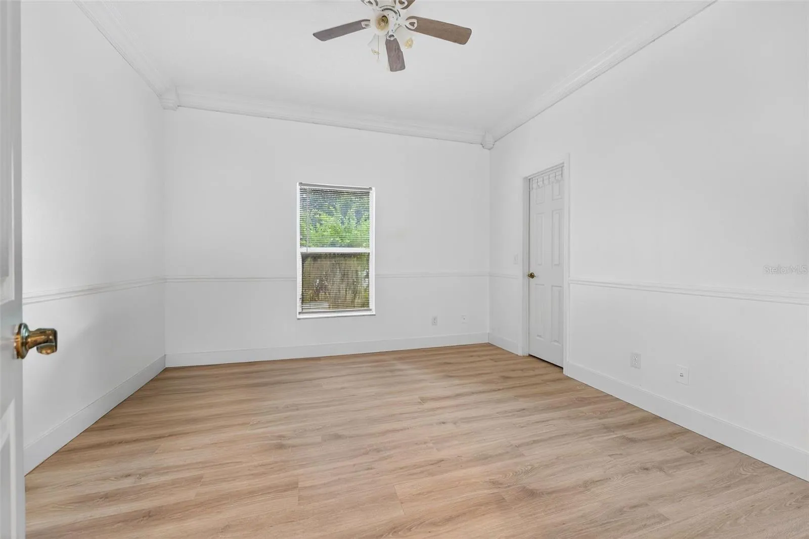 Downstairs bedroom with door into the walk-in closet found in all 5 secondary bedrooms