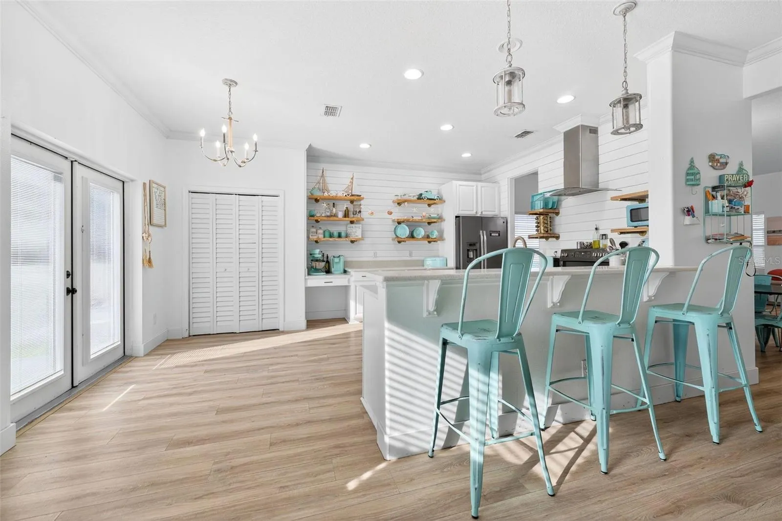 The oversized French doors lights up the kitchen and breakfast bar