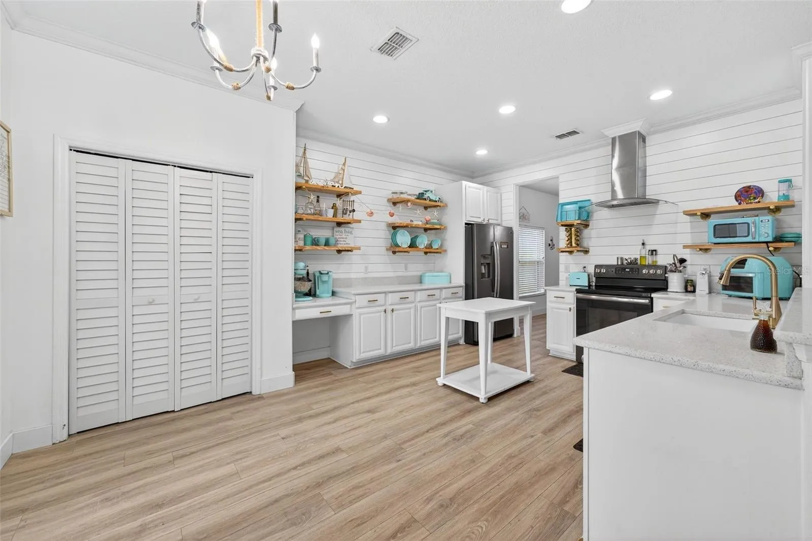 Supersized kitchen with room for everyone