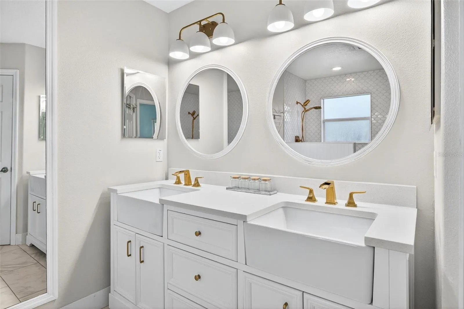 Farm house style sinks and loads of storage