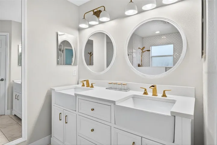 Farm house style sinks and loads of storage