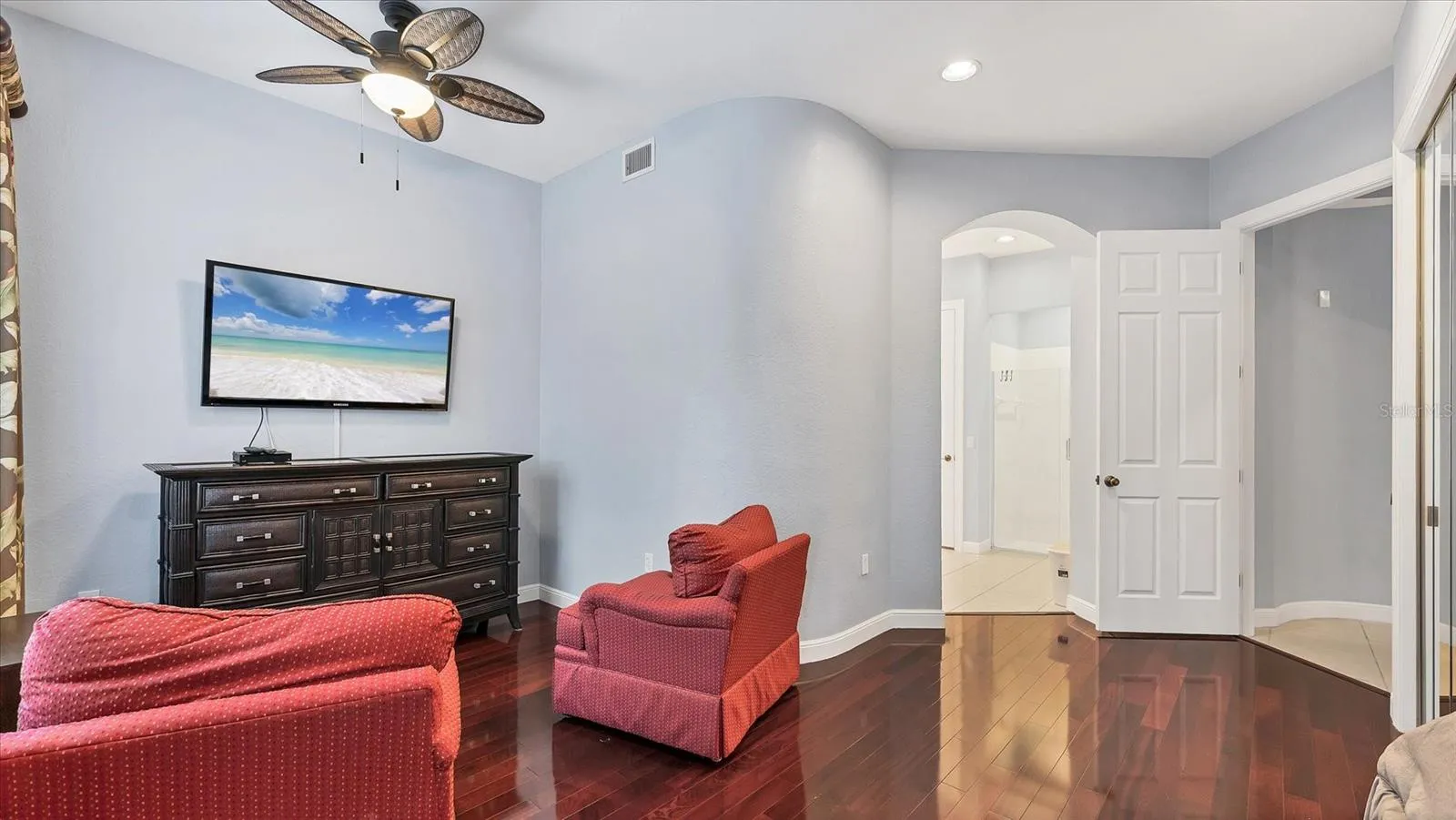 master sitting area