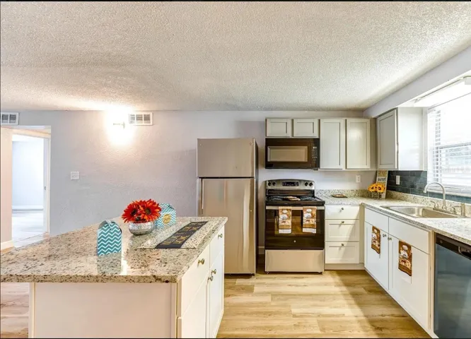 Kitchen with Island & Seating
