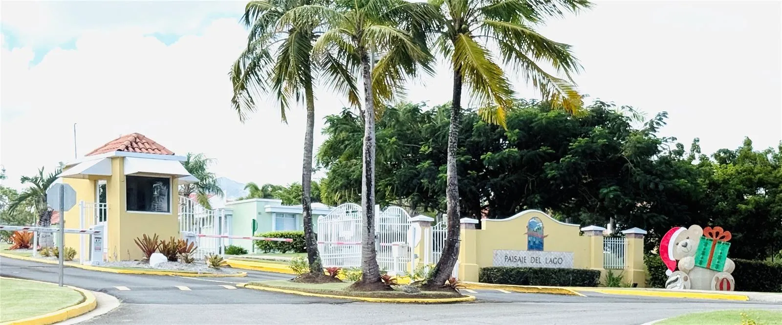PAISAJE DEL LAGO ENTRANCE