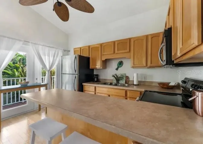 Kitchenette w island in Apt