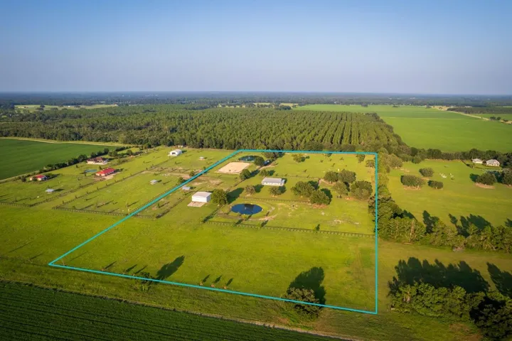 3/2 House - Private Grass Airstrip - Plane Hangar - Barn - Arena - 2 ponds - 19 Acres - No HOA