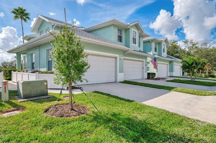 Over 2500 sq. ft in this 3 bedroom, 3 bath, 2 car garage condo/Townhouse overlooking the lake!