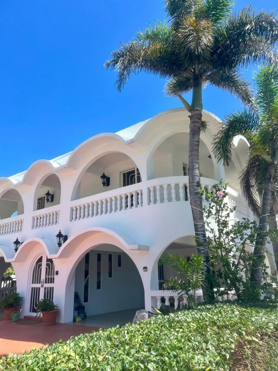 Fachada con arcos / Facade with arches