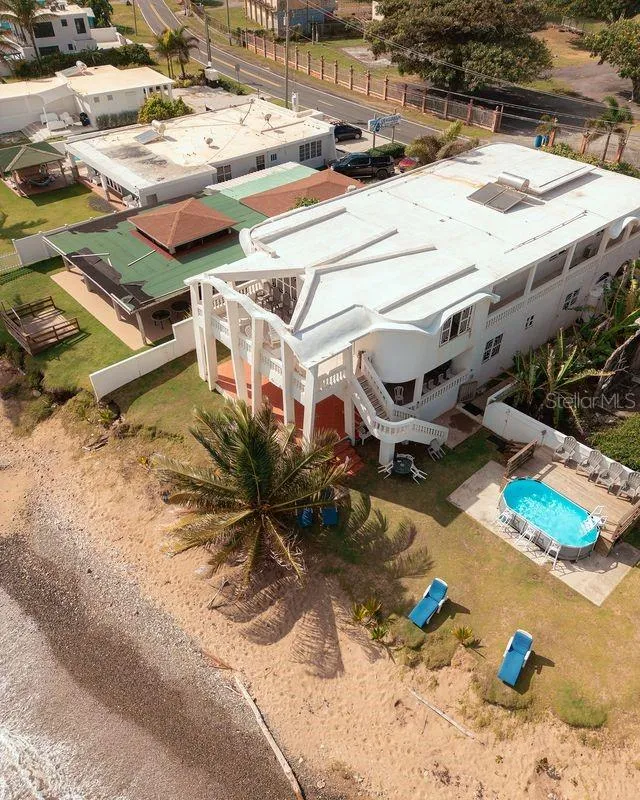 Vista aérea posterior: piscina y playa / Rear aerial: pool & beach