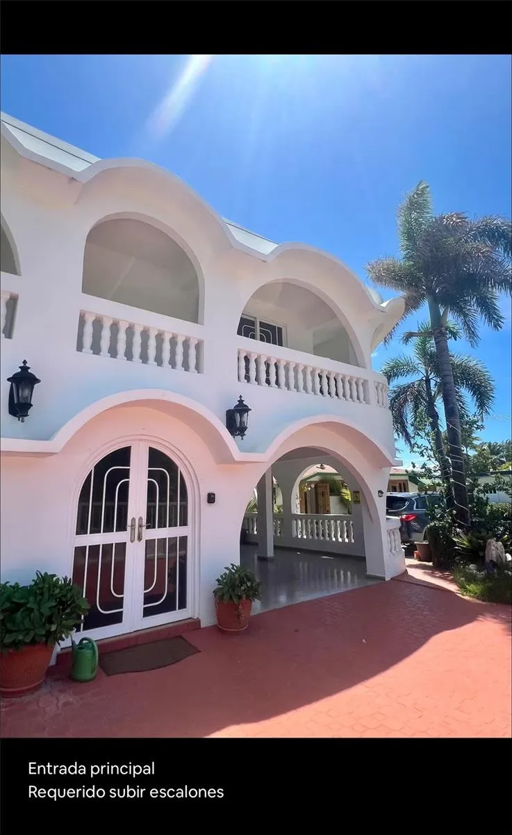 Patio de entrada con arcos / Entrance courtyard with arches