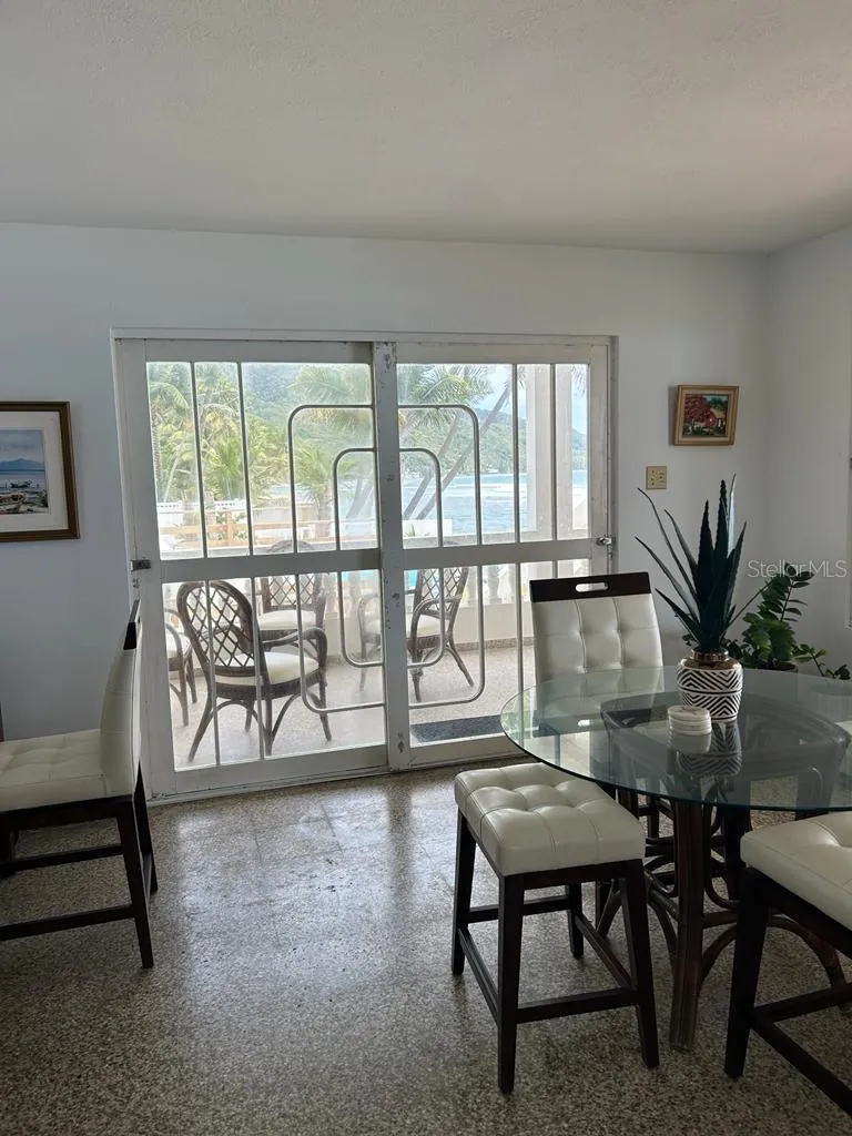 Comedor con salida al balcón / Dining room with balcony access