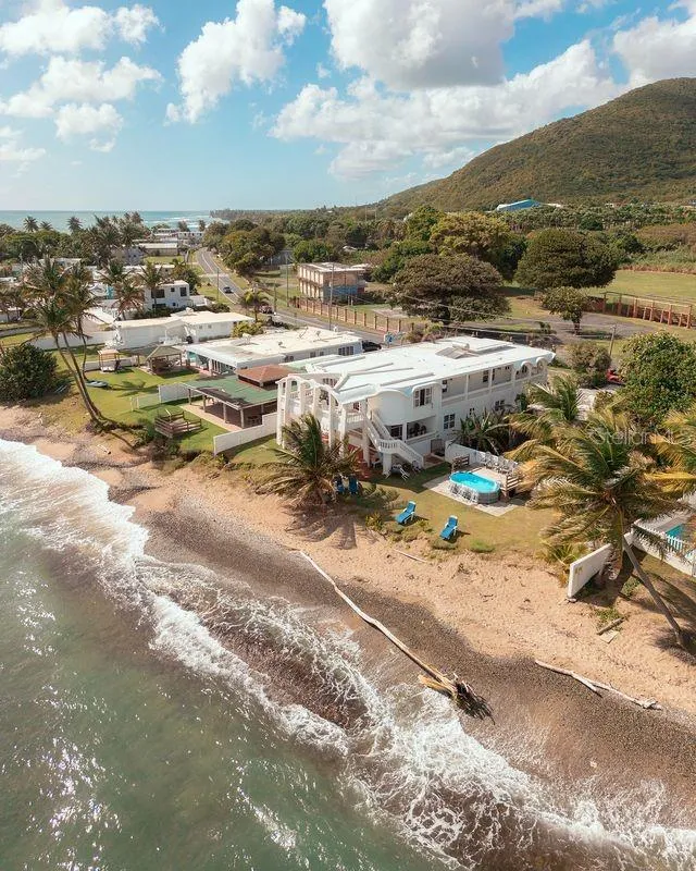 Vista aérea de la costa y área de piscina / Aerial of coastline & pool area