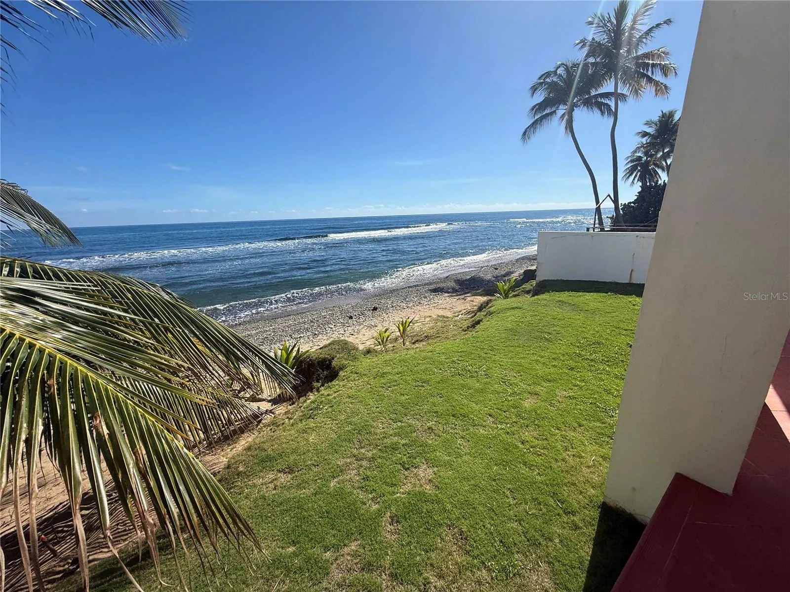 Patio frente al mar / Oceanfront yard