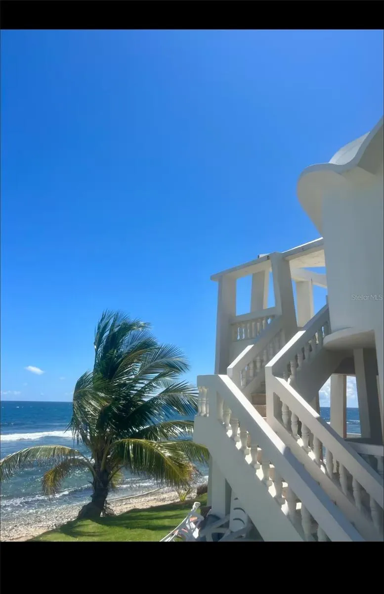 Exterior y escaleras con vista al mar / Exterior stairs with ocean view