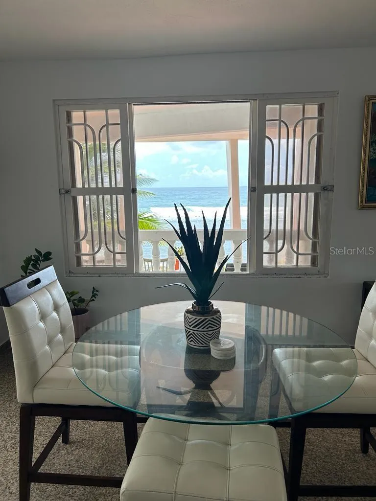 Comedor con vista al mar / Dining room with ocean view