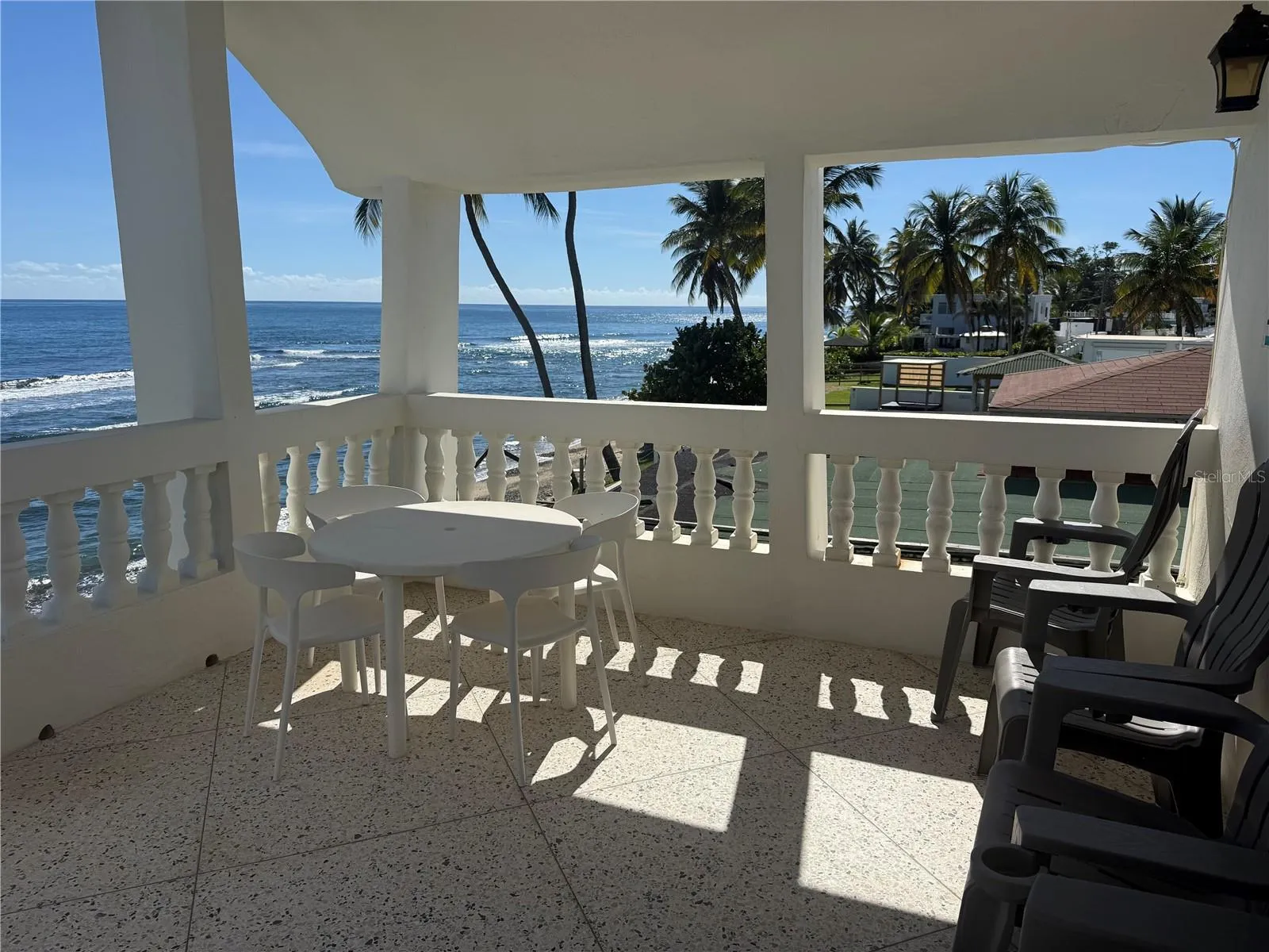 Terraza techada frente al mar / Covered oceanfront terrace