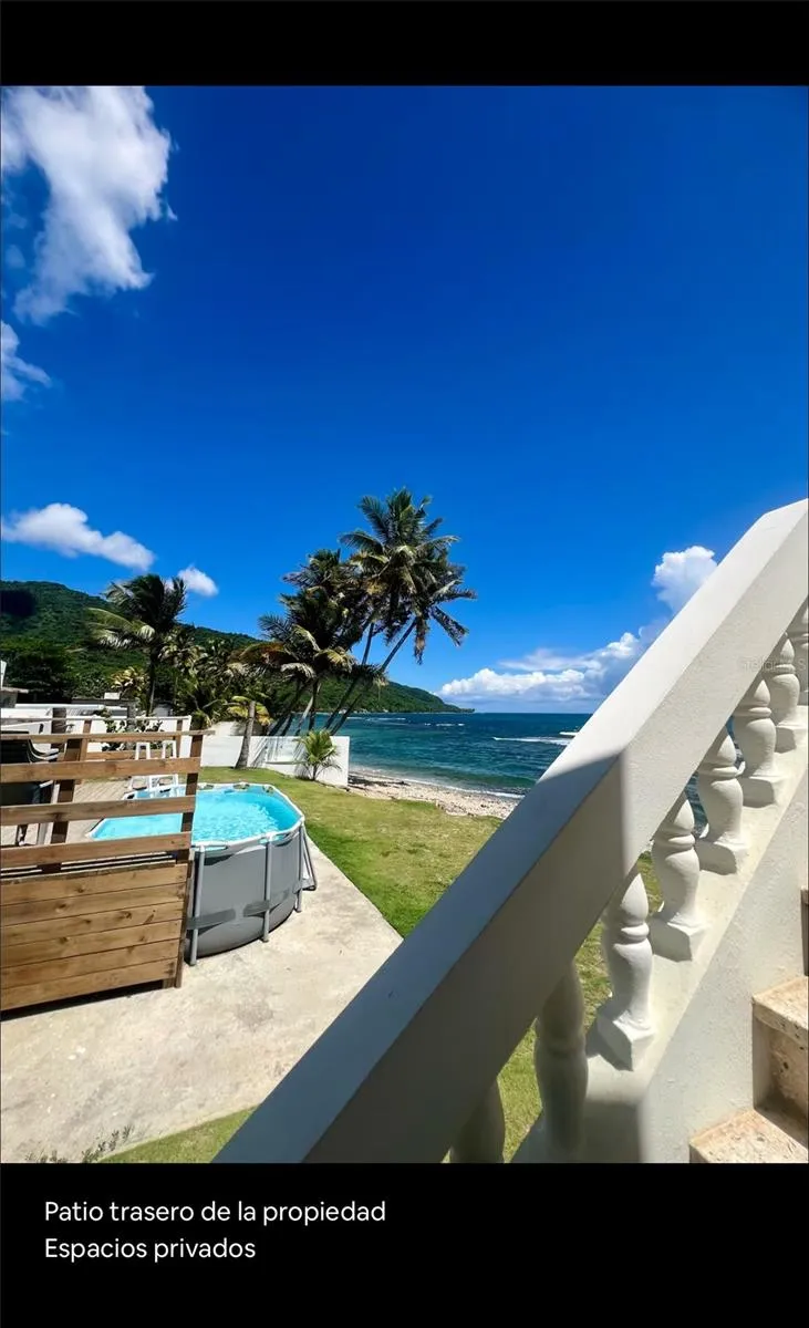 Terraza con vista a la piscina / Terrace overlooking the pool
