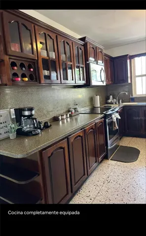 Cocina con gabinetes de madera / Kitchen with wood cabinets