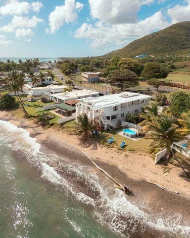 Vista aérea de la costa y área de piscina / Aerial of coastline & pool area