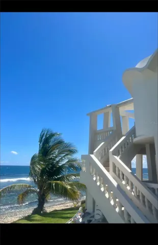 Exterior y escaleras con vista al mar / Exterior stairs with ocean view