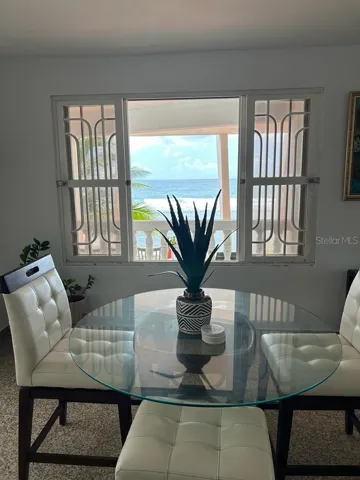 Comedor con vista al mar / Dining room with ocean view