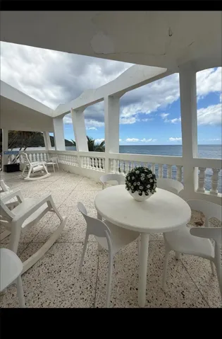 Terraza con comedor exterior frente al mar / Terrace with outdoor dining & ocean view