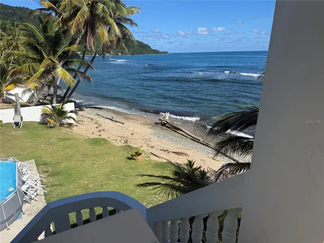 Vista a la piscina y la playa / View of pool & beach