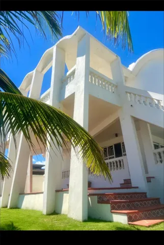 Exterior con balcones / Exterior with balconies
