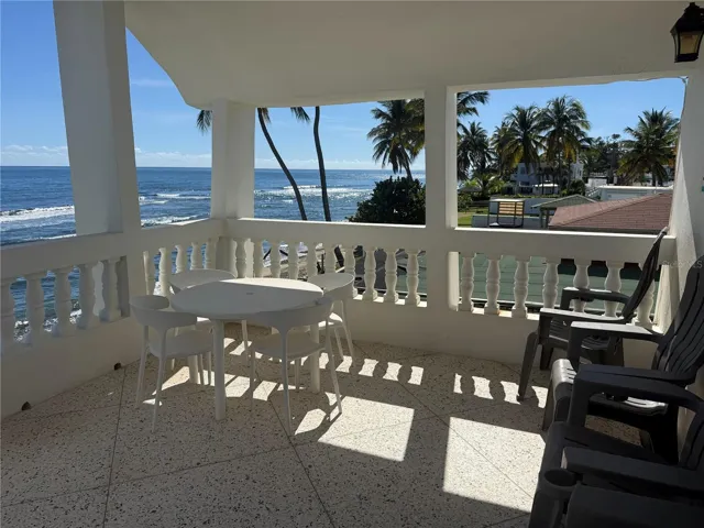 Terraza techada frente al mar / Covered oceanfront terrace