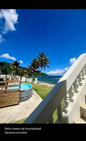 Terraza con vista a la piscina / Terrace overlooking the pool