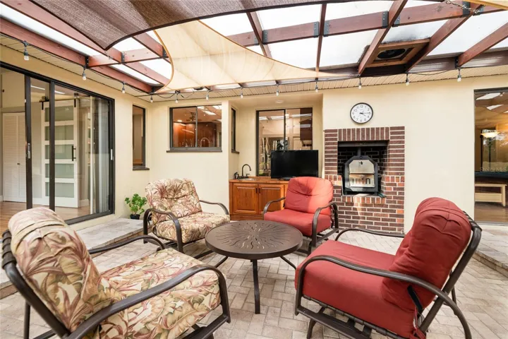Lanai with pizza oven