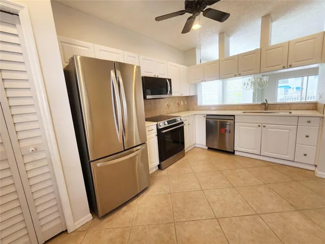 Mostly newere appliances with Quartz countertops.