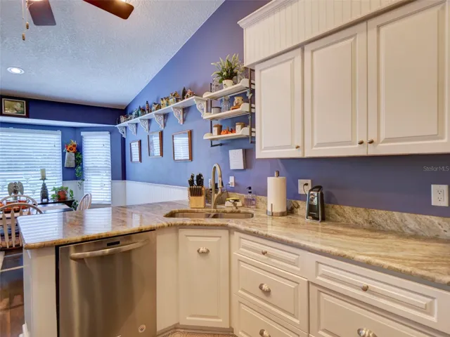 Custom Kitchen w/Soft-Close Cabinet Doors