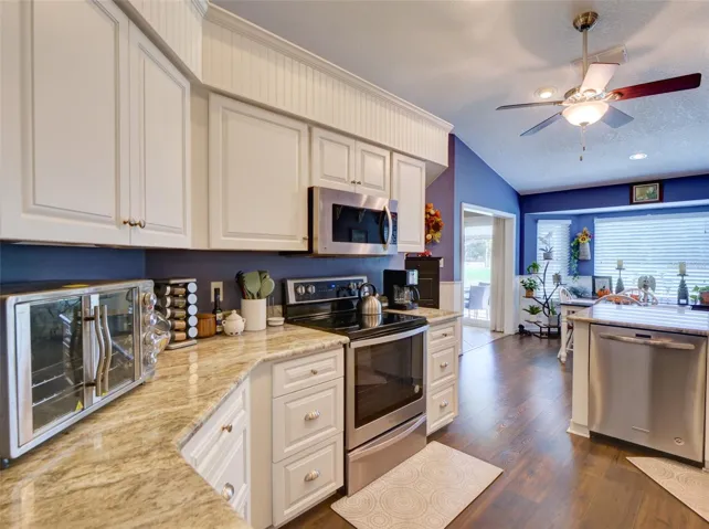 Custom Kitchen w/Pull Out Shelving