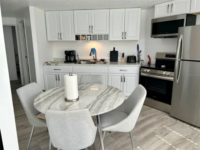 23917 Deer Rd Kitchen