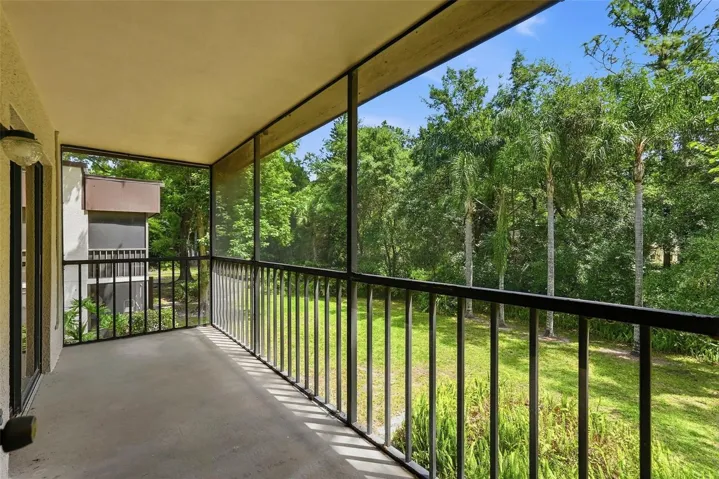 Screen Balcolny with green space