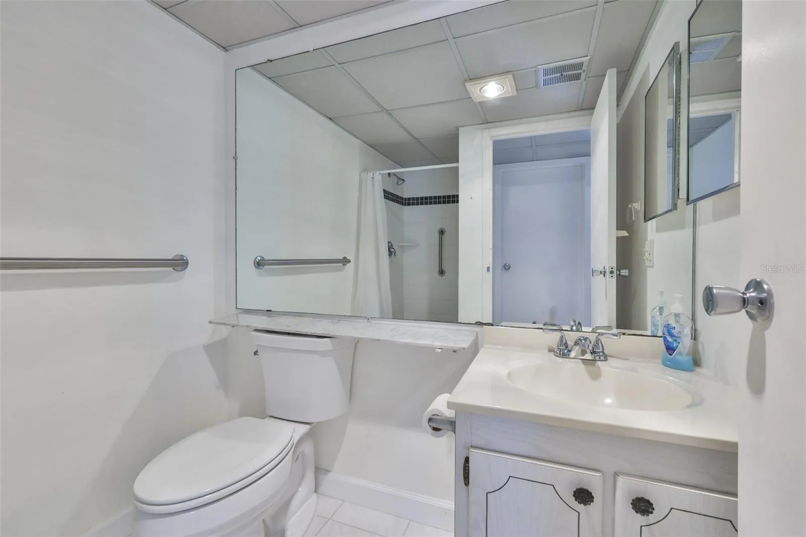 Primary bath, stall shower