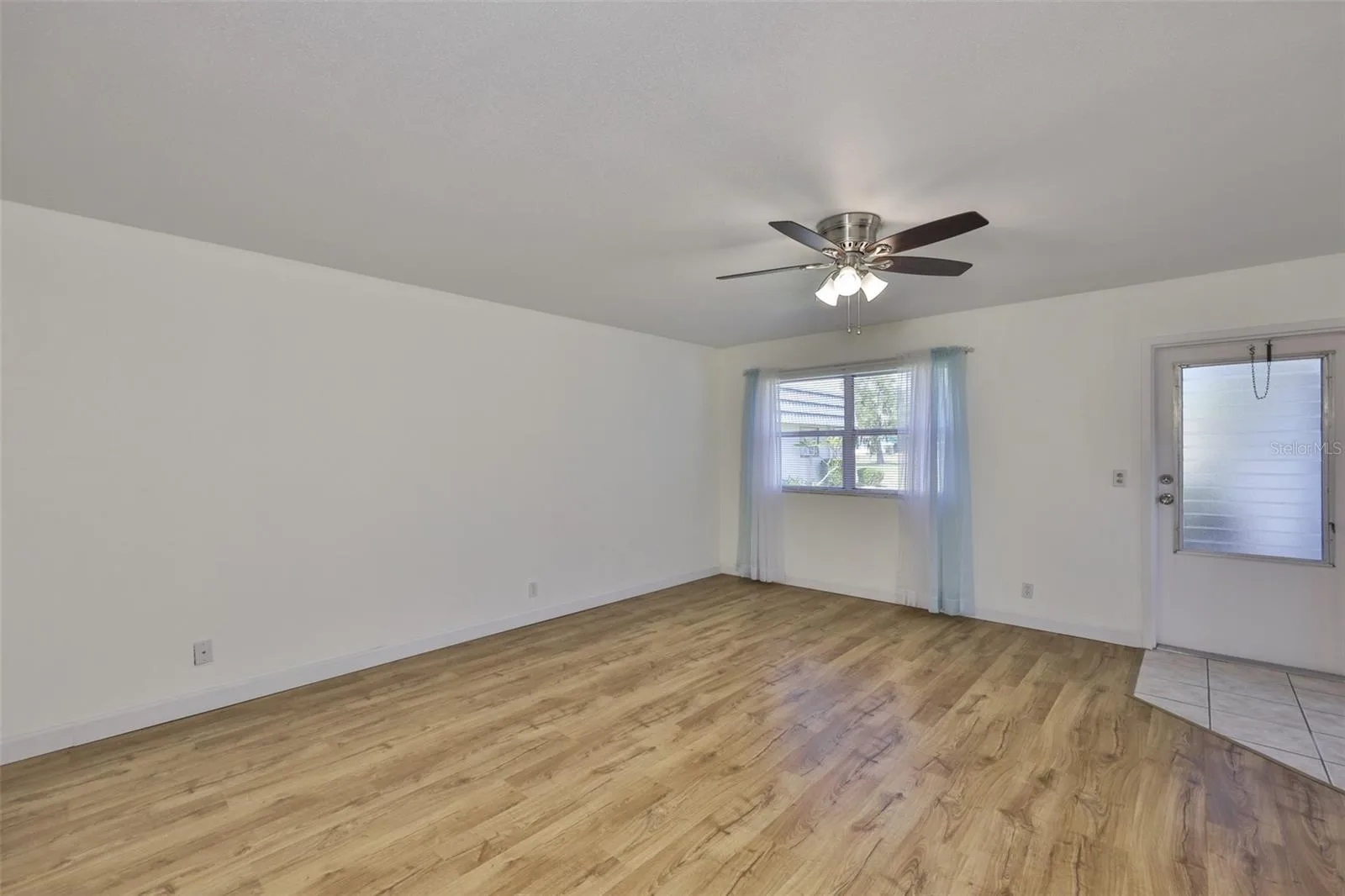 Large living room, great laminate floors