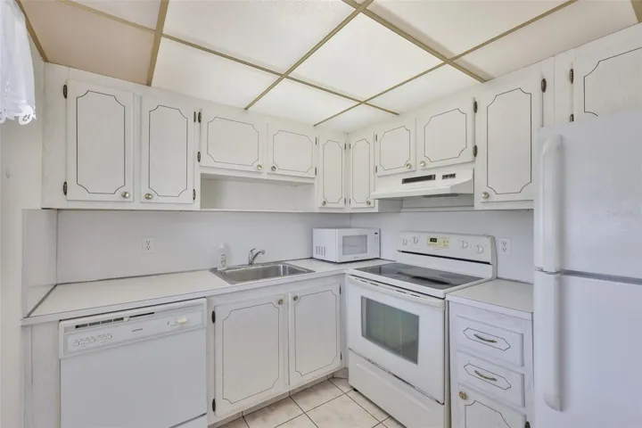 Kitchen fully equipped