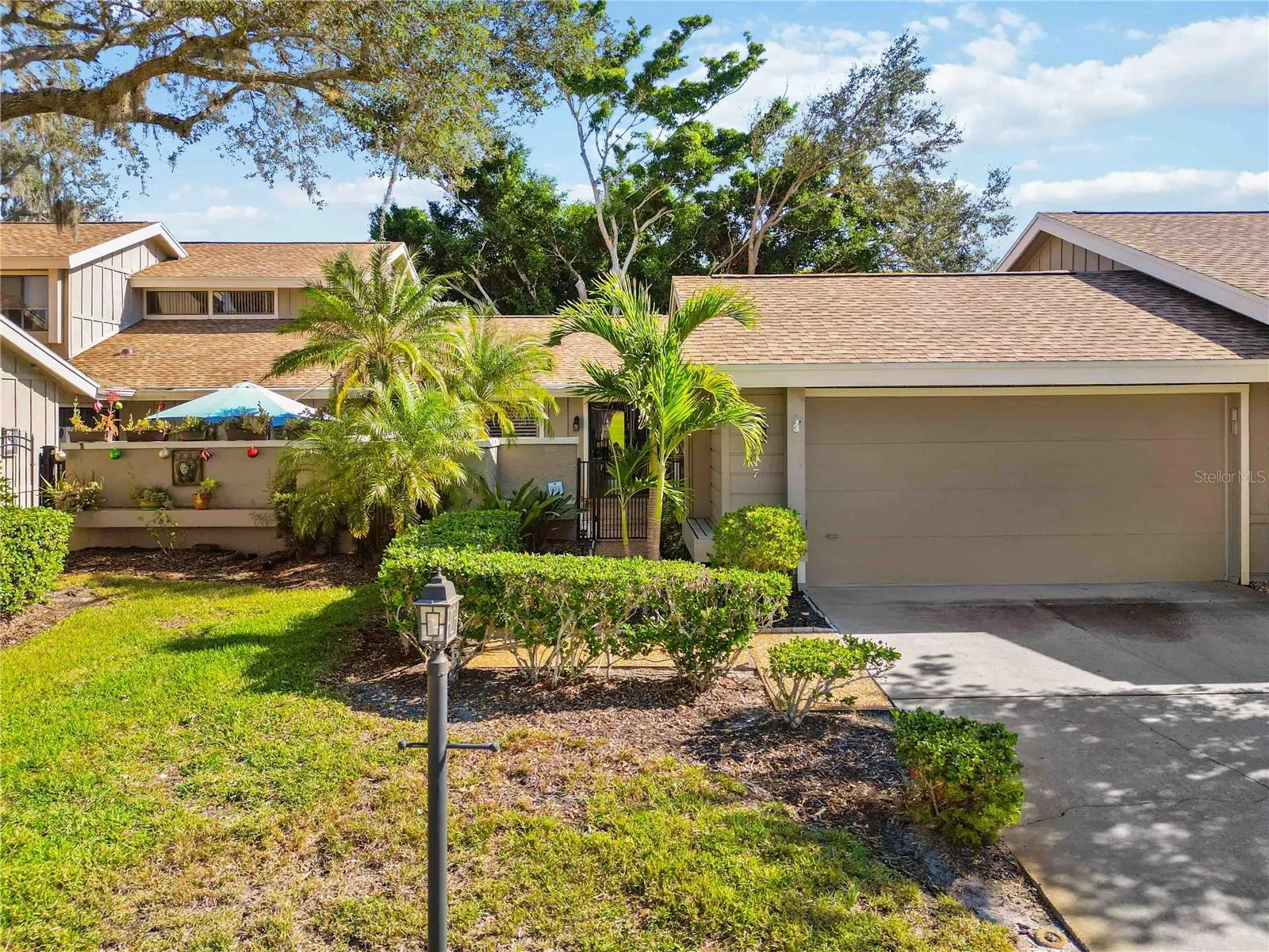 Attached Villa with 2 car garage