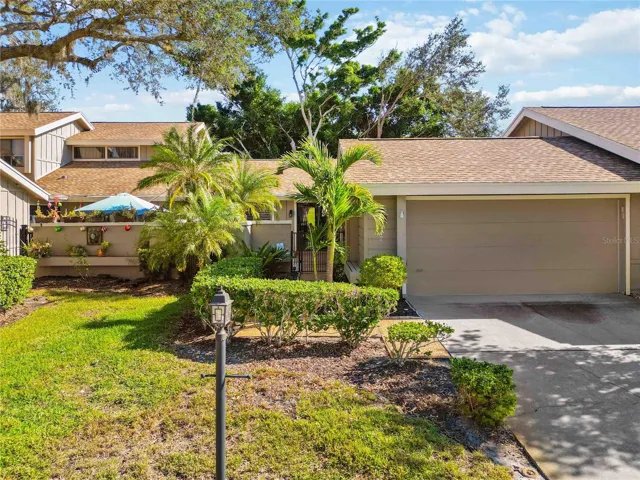 Attached Villa with 2 car garage
