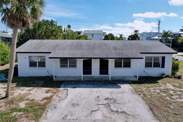 501 Spring Ave 4BR/2BA Duplex. West Unit on the right.  East Unit is on the left. Each unit has 2BR/1Ba.  East has a covered lanai on the backside.  West Unit has an open patio.