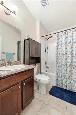 Bathroom 2 right in between both bedrooms