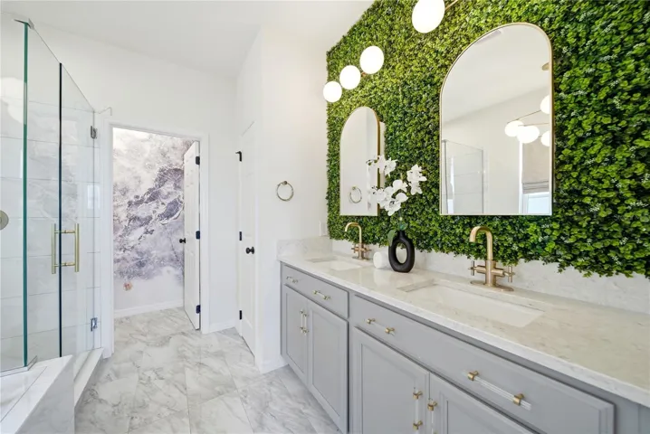 Primary Bedroom En Suite Bathroom