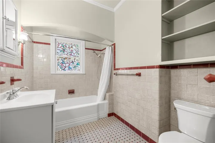 Hallway Full Bathroom