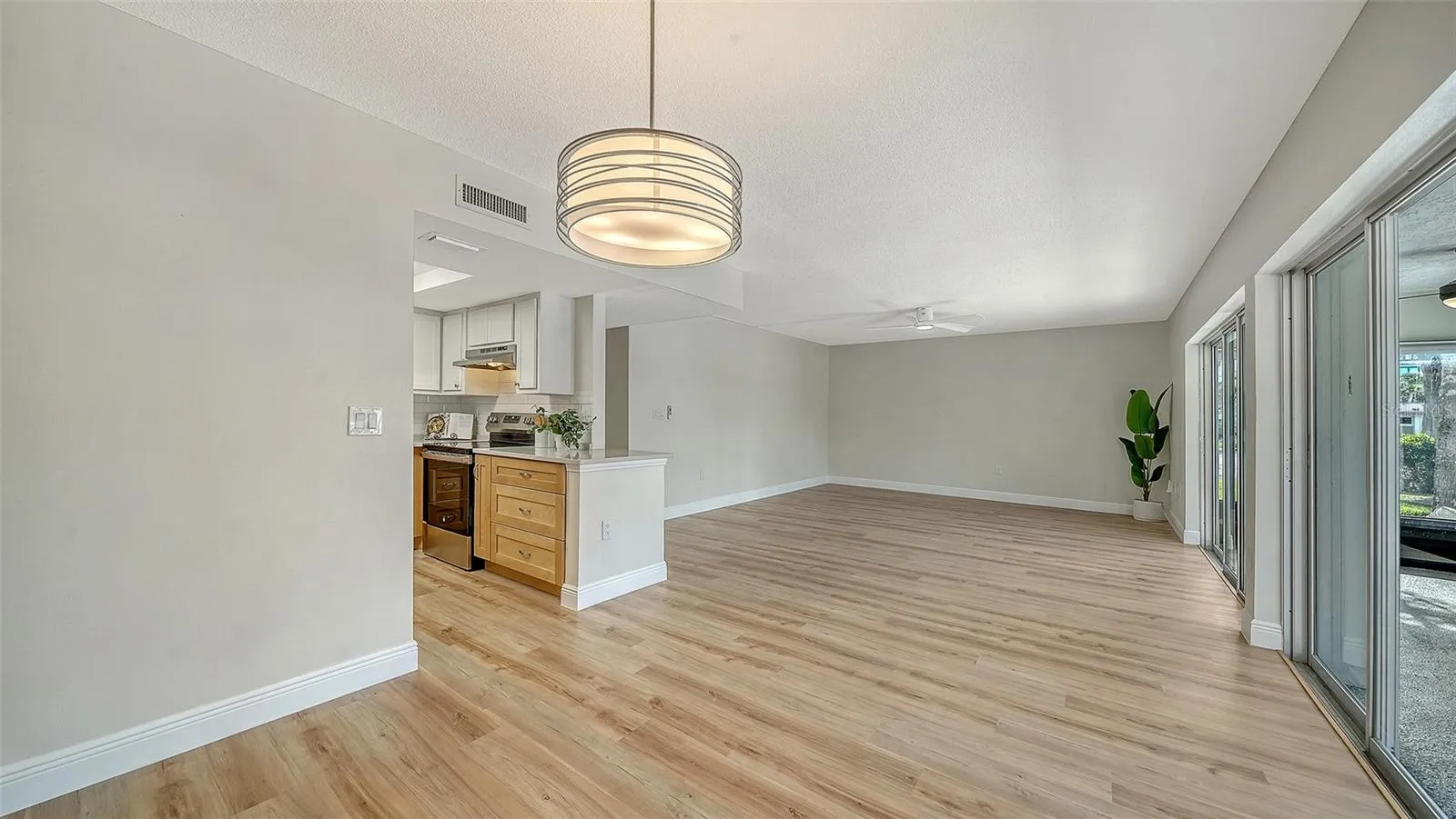 Kitchen to the left.