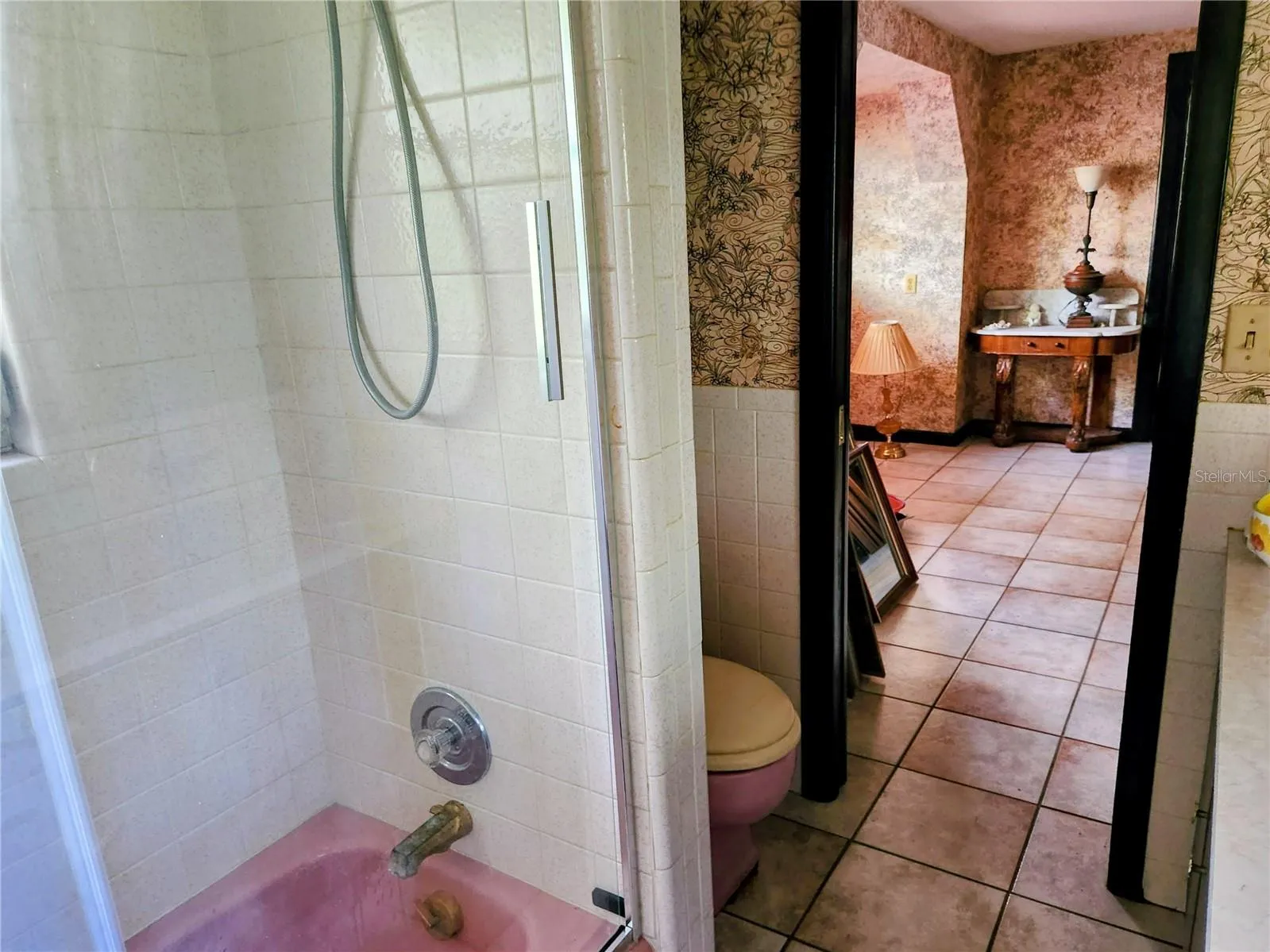 door from 2nd bath to 2nd bedroom