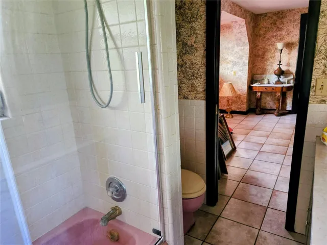 door from 2nd bath to 2nd bedroom