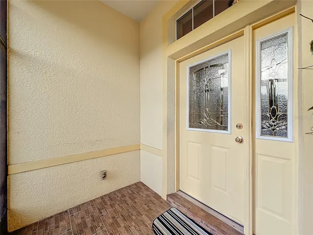 SCREENED IN ENTRYWAY